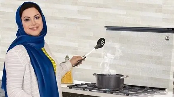 فیلم/ نگاهی به چیدمان خانه کمند امیرسلیمانی/ از لوستر، پرده و دیوارکوب های آینه تا مبلمان خوشرنگ به سلیقه خودش!