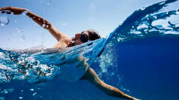 فواید باورنکردنی و خطرات پنهان شنا در آب سرد