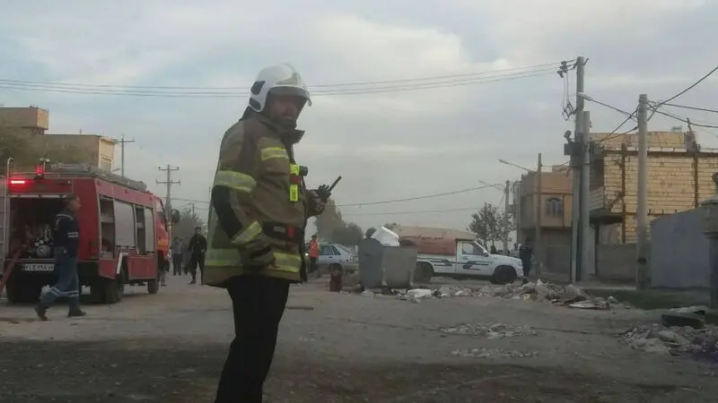 مهار حریق مهیب مغازه پیک نیک پرکنی در بولوار توس مشهد با تلاش آتش‌نشانان ۵ ایستگاه