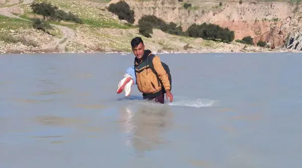 این معلم ایرانی دل همه را لرزاند ! / جهان باید مدال افتخار بدهد ! + عکس 