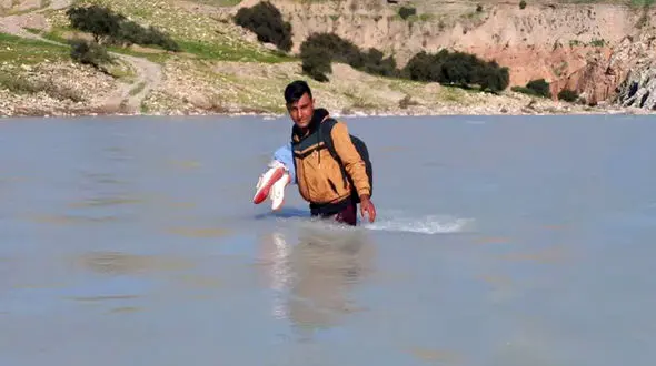 این معلم ایرانی دل همه را لرزاند ! / جهان باید مدال افتخار بدهد ! + عکس 