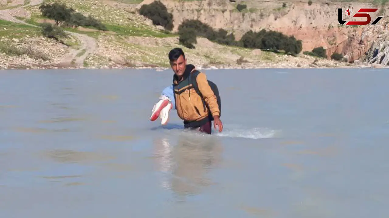 این معلم ایرانی دل همه را لرزاند ! / جهان باید مدال افتخار بدهد ! + عکس 