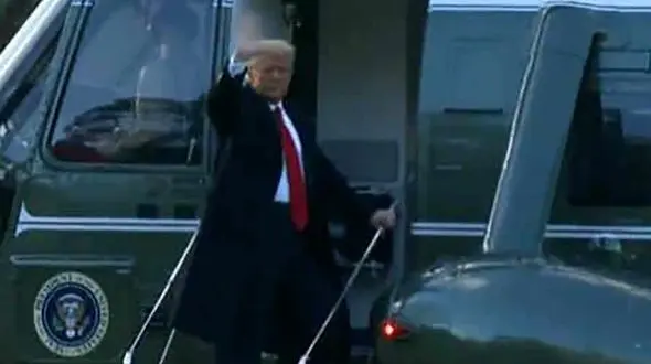 ترامپ کاخ سفید را ترک کرد + فیلم لحظه آخر