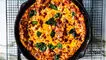 طرز تهیه پیتزا تابه‌ ای بدون فر با پنیر کشدار و خمیر فوری