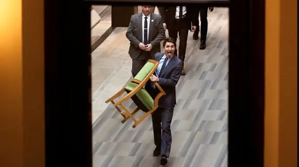 ترودو صندلی نخست وزیری را با زبان درازی برد ! + عکس 