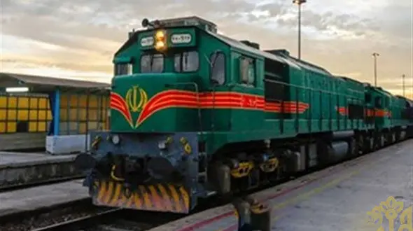 300 مسافر قطار شیراز در محاصره برف / امدادرسانی آغاز شد