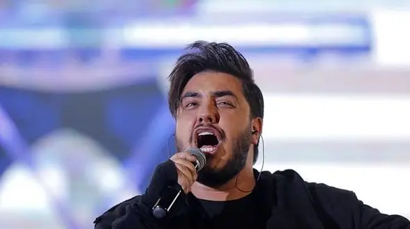 فیلم گریه های  آرون افشار وسط اجرا / او به خاطر یک زن دگرگون شد 