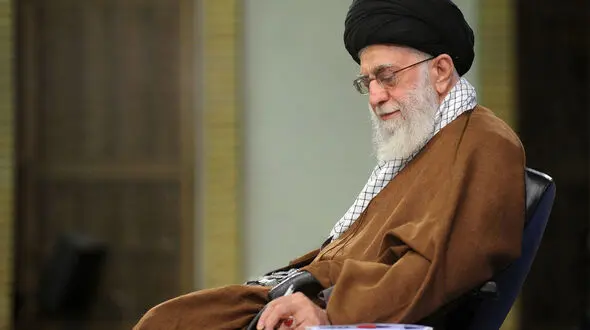 فیلم / آیت الله خامنه ای مثل مادوروی ونزوئلا نیست ! / رهبری ایران فراتر از مرزها / اقرار سردبیر امریکایی به قدرت و نفوذ رهبری انقلاب