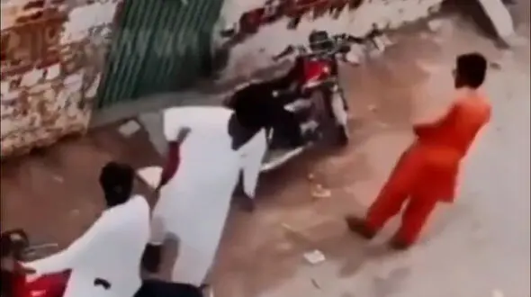فیلم لحظه پس داد موبایل پسر جوان توسط دزدان مسلح / اشک های او دل سارقان را به رحم آورد!