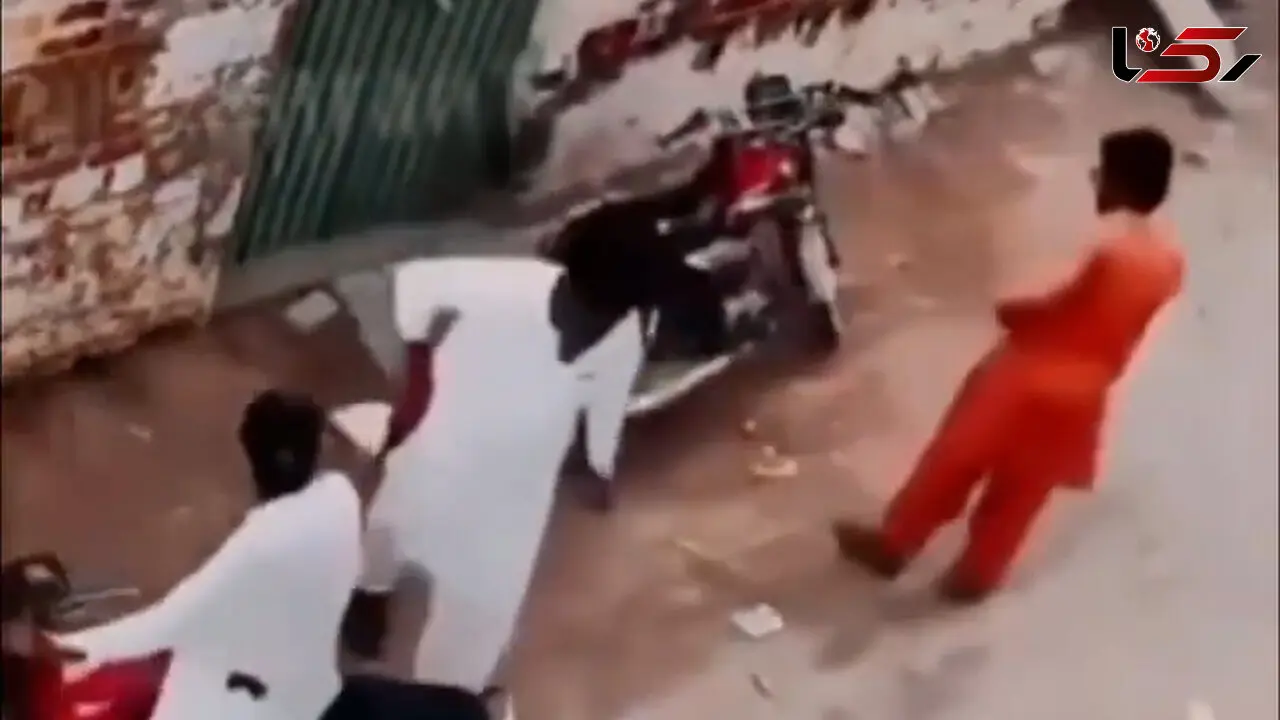 فیلم لحظه پس داد موبایل پسر جوان توسط دزدان مسلح / اشک های او دل سارقان را به رحم آورد!