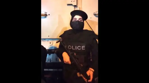 فیلم خانم پلیس نوپو در میدان انقلاب  /خانم پلیس : خانما هم می تونن خفن باشن /  من متاهلم و یه پسر کوچولو دارم / دلتنگ بچم هستم اما وطن مهمتره / بازی با تفنگ خانم پلیس توسط دختران تهرانی