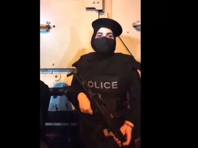فیلم خانم پلیس نوپو در میدان انقلاب  /خانم پلیس : خانما هم می تونن خفن باشن /  من متاهلم و یه پسر کوچولو دارم / دلتنگ بچم هستم اما وطن مهمتره / بازی با تفنگ خانم پلیس توسط دختران تهرانی