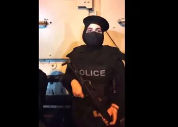 فیلم خانم پلیس نوپو در میدان انقلاب  /خانم پلیس : خانما هم می تونن خفن باشن /  من متاهلم و یه پسر کوچولو دارم / دلتنگ بچم هستم اما وطن مهمتره / بازی با تفنگ خانم پلیس توسط دختران تهرانی