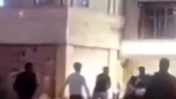 قتل جوان ایرانی از سوی ۵ مرد افغان / قاتلان بازداشت شدند + فیلم لحظه درگیری 