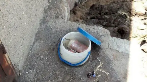 عکس / کشف بمب دست ساز در شهر هشتگرد کرج