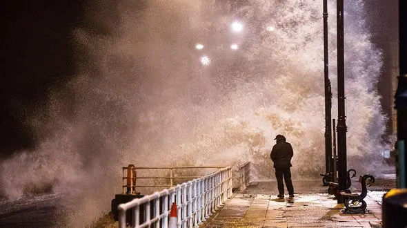 صحنه هایی هولناک از سیل و طوفان سهمگین + فیلم و تصاویر