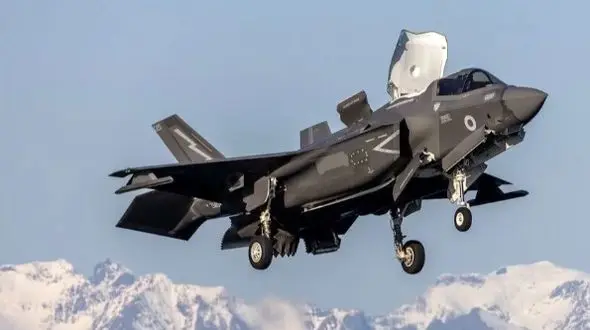 فرود اضطراری جنگنده اف 35 بریتانیایی در رزمایش مشترک