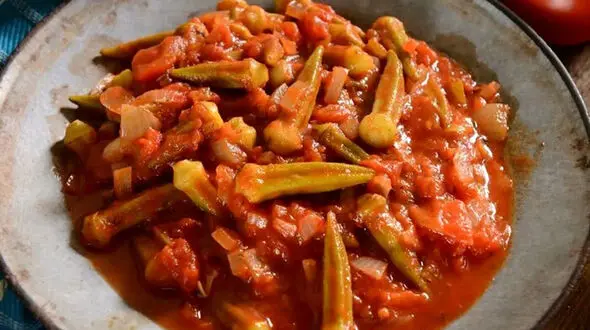 طرز تهیه ترشی بامیه با پوره گوجه‌ فرنگی؛ خوشرنگ، ترد و خوش‌ طعم