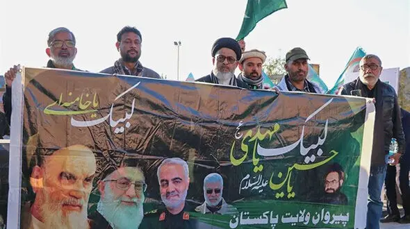 زائران پاکستانی به عشق حاج قاسم به گلزار شهدای کرمان آمدند + فیلم و عکس