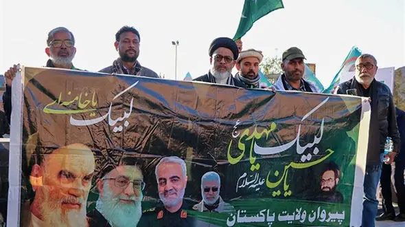 زائران پاکستانی به عشق حاج قاسم به گلزار شهدای کرمان آمدند + فیلم و عکس