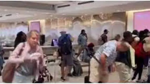 فیلم لحظه دزدی عجیب یک زن از مسافر مرد در فرودگاه