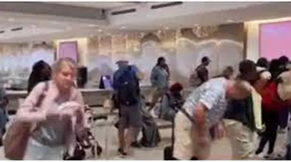 فیلم لحظه دزدی عجیب یک زن از مسافر مرد در فرودگاه