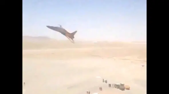 فیلم پرواز وحشتناک جنگده ایرانی کوثر / فاصله کم با برج مراقبت