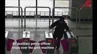 پلیسی که مانع از زمین خوردن پیرزن از روی پله برقی شد+فیلم
