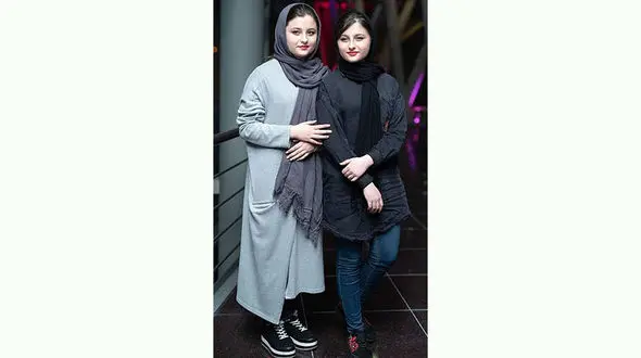 عکس جنجالی و لو رفته از سارا و نیکا و جواد عزتی / ژست ناجور دو قلوها در آسانسور !