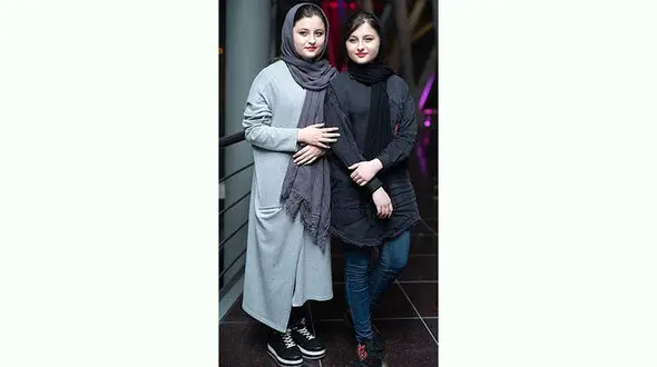 عکس جنجالی و لو رفته از سارا و نیکا و جواد عزتی / ژست ناجور دو قلوها در آسانسور !