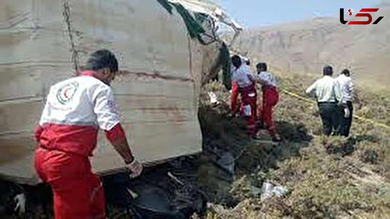 عکس / سقوط مرگبار مینی‌بوس مسافران به دره 