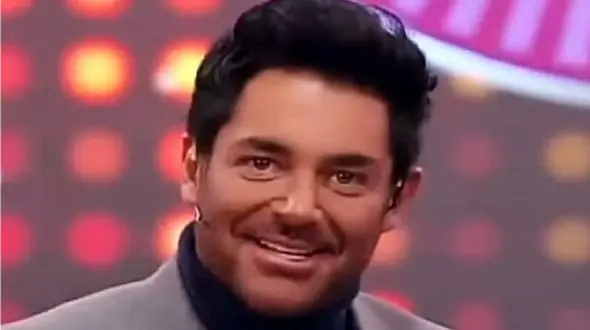 سکانس خندان؛ آقاهه وسط مسابقه لب خونی هلو انجیری میخوره گلزار میگه گاز بزن حداقل