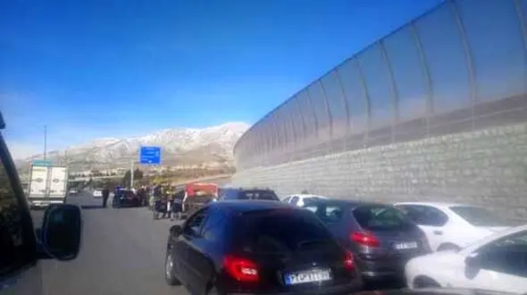 ملت همیشه در صحنه در ترافیک آزادراه شمال+عکس