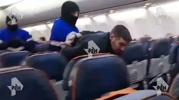 تصویر لحظه دستگیری هواپیماربا منتشر شد +عکس
