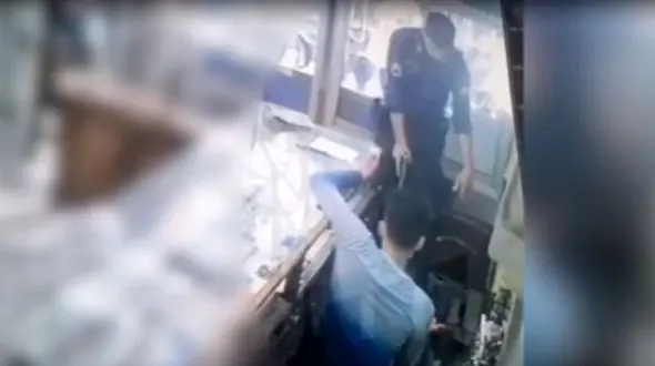 فیلم حمله پلیس رزمی کار به دزد مسلح در طلافروشی میدان قزوین تهران