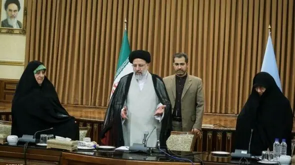 رئیس قوه قضائیه : راهکار برخورد با مشکلات خانواده حکم دادگاه نیست / پوشش متهمان زن نباید لزوما چادر باشد