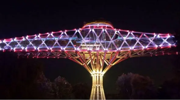 پل طبیعت به رنگ پرچم لبنان در آمد