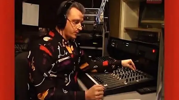 اخراج  مجری تلویزیون پس از خندیدن به مهمان برنامه! + فیلم