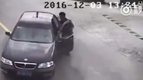 ترمز دستی جان موتور سوار را گرفت +فیلم