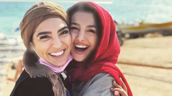 فیلم رقص موزون 2 خانم بازیگر ایرانی وسط خیابان ! / مونا کرمی و جوانه دلشاد ترکاند !