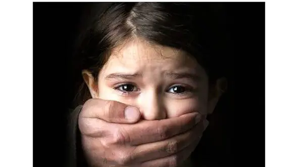 کودکی را در کاشان به زنجیر کشیده بودند / پدر کودک آزار فراری است !