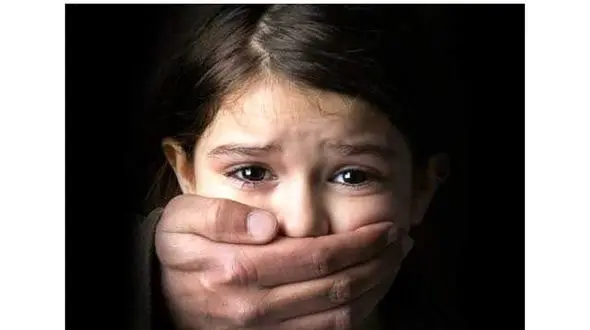 کودکی را در کاشان به زنجیر کشیده بودند / پدر کودک آزار فراری است !