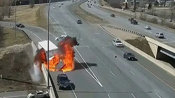 ببینید /  لحظه هولناک انحراف سواری و آتش گرفتن ناگهانی کامیون پس از برخورد به دیواره پل! + فیلم