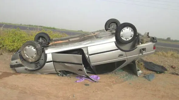 مرگ هولناک زن جوان در واژگونی پژو 405 در اتوبان کاشان 