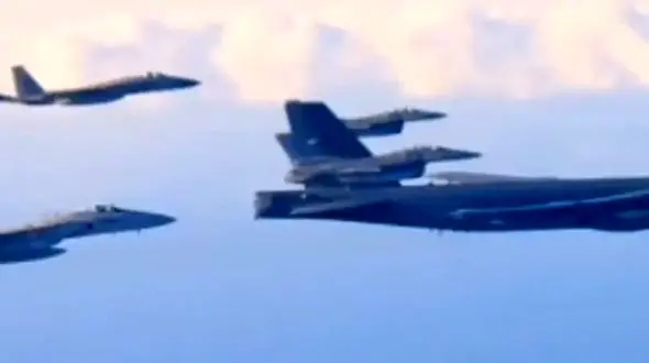 مانور نظامی گسترده: همکاری بمب افکن‌های آمریکایی و هواپیماهای ژاپنی