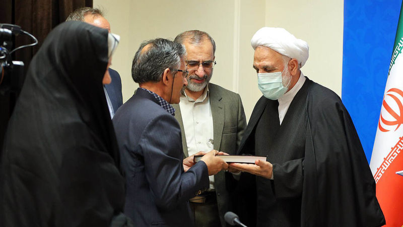 در جریان سفر رئیس قوه قضائیه به اصفهان، ۴۹ خانواده اولیای دم از حق قصاص خود گذشتندphoto_2023-03-07_08-45-39