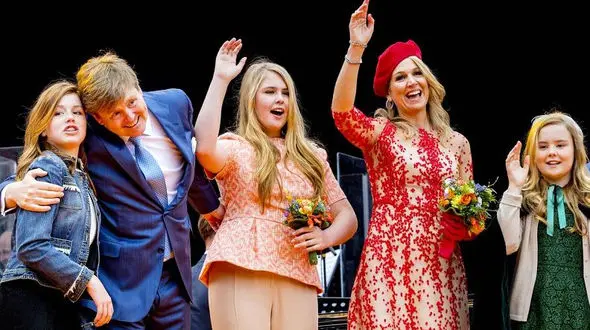 لباس‌های خاص و رنگی دختران پادشاه هلند + عکس ها 