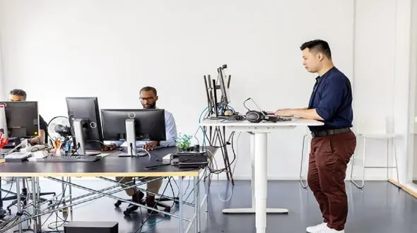 بهتر است که نشسته کار کنیم یا ایستاده؟!
