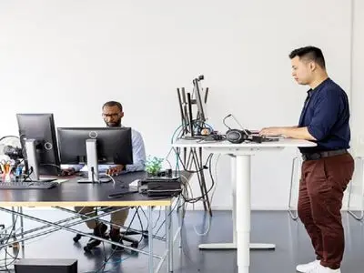 بهتر است که نشسته کار کنیم یا ایستاده؟!