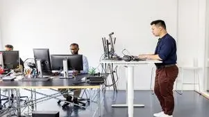 بهتر است که نشسته کار کنیم یا ایستاده؟!